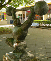 estatua de un hombre haciendo un levantamiento