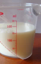 150ml de leche en una taza
