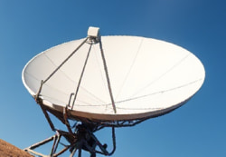 Antena parabólica por satélite enfocando las señales entrantes hacia un punto central