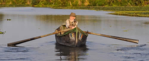 hombre en un bote 